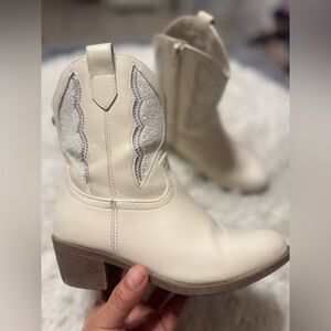 MADDEN NYC little girls size 1, pre owned in good conditions